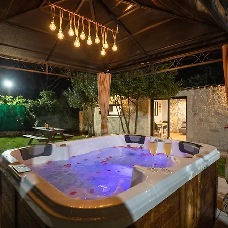 Semesterbostad O Jacuzzi Du Mazet Murles