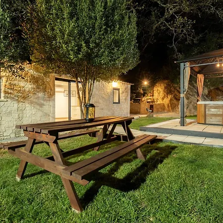 Semesterbostad O Jacuzzi Du Mazet Murles