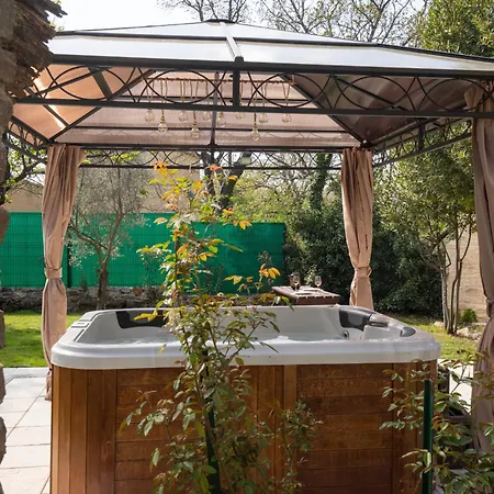 ô Jacuzzi Du Mazet Hébergement de vacances Murles